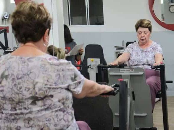 Cliente treinando remada no Instituto Biodelta na academia para idosos
