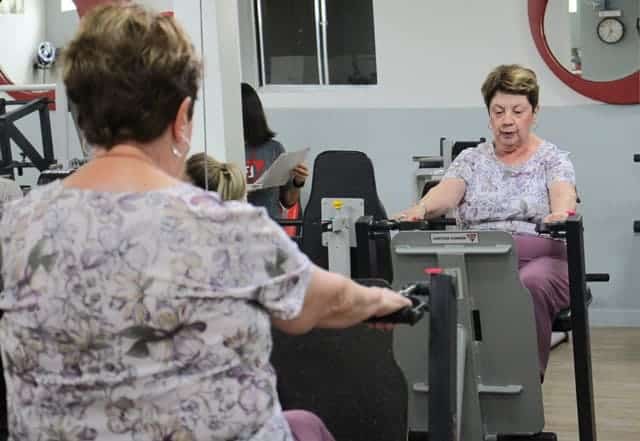 Cliente treinando remada no Instituto Biodelta na academia para idosos