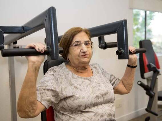 Senhora treinando em uma academia para idosos