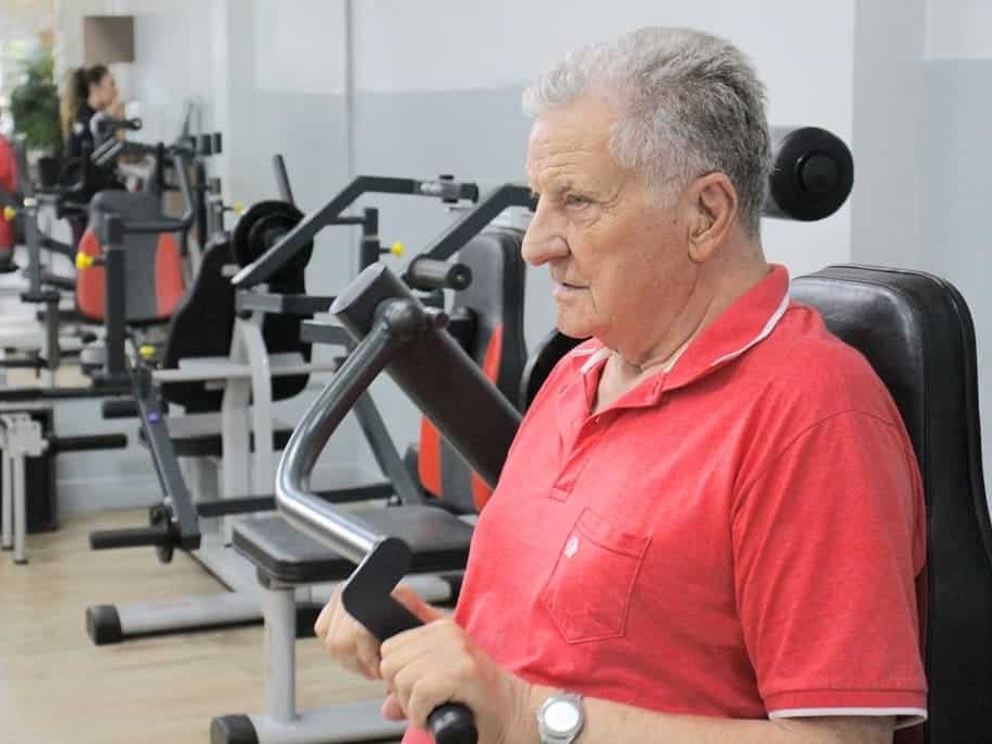 aparelhos para musculação idoso treinando