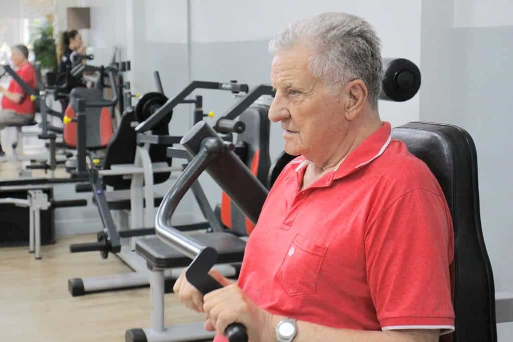 aparelhos para musculação idoso treinando